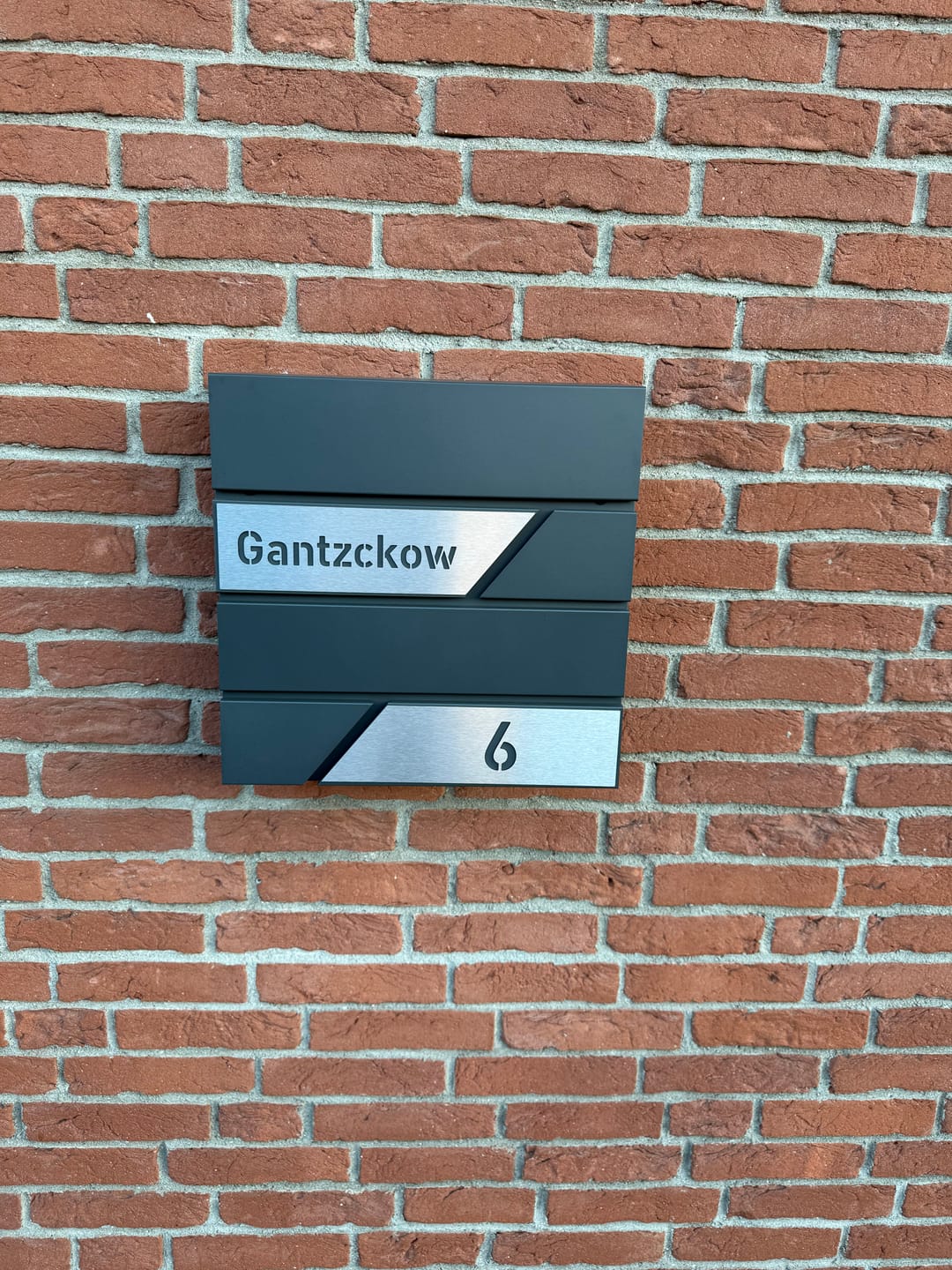 Customer photo review of AlbersDesign Briefkasten B1 anthrazit (RAL7016) personalisiert mit Edelstahl-Schildern