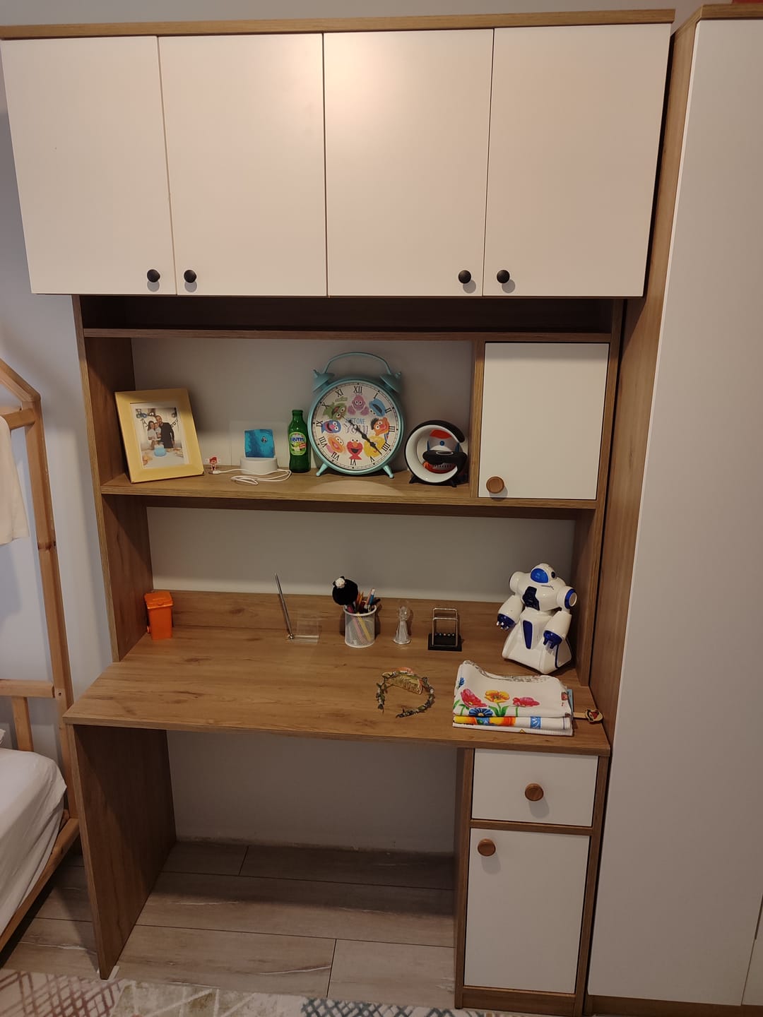 Customer photo review of Rani HA127 Kitaplıklı Raflı 2 Kapaklı 1 Çekmeceli Çalışma Ofis Bilgisayar Masası Sepet Ceviz - Beyaz