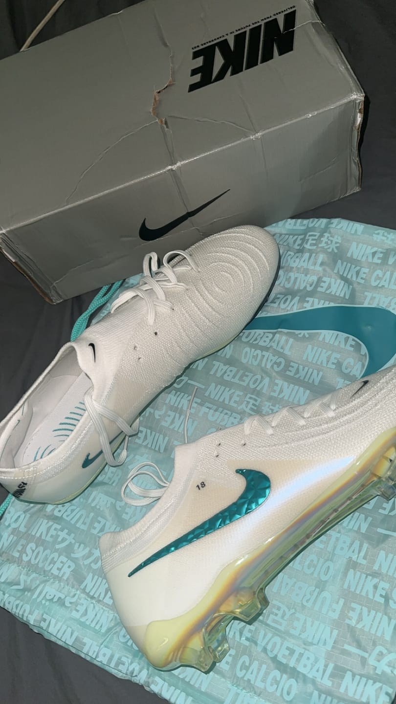 Customer photo review of Phantom GX2 Elite FG Chromatic - Blanc/Multicolor
