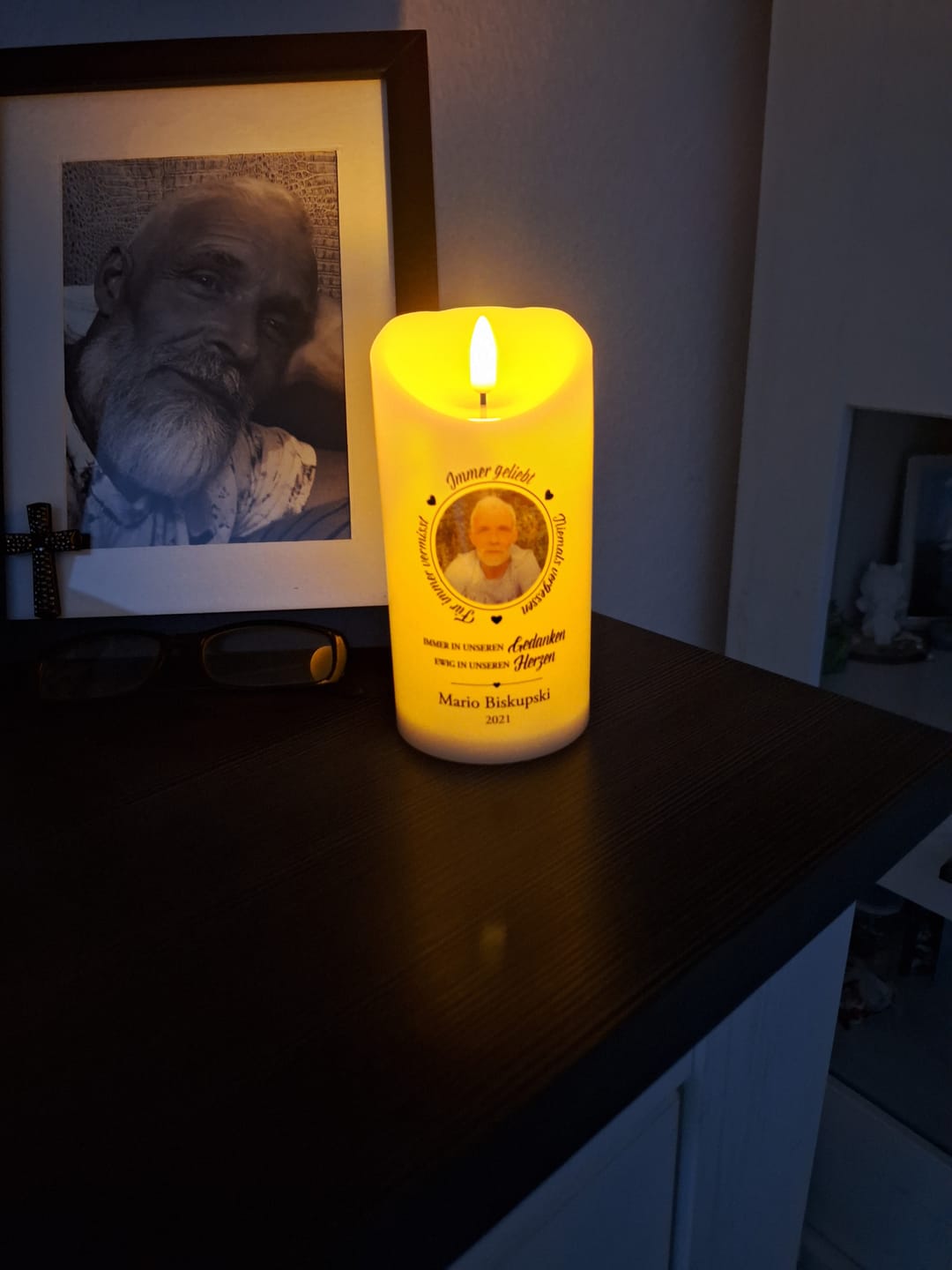 Customer photo review of Immer geliebt - LED Trauerkerze mit Foto und Datum in Erinnerung an Verstorbene