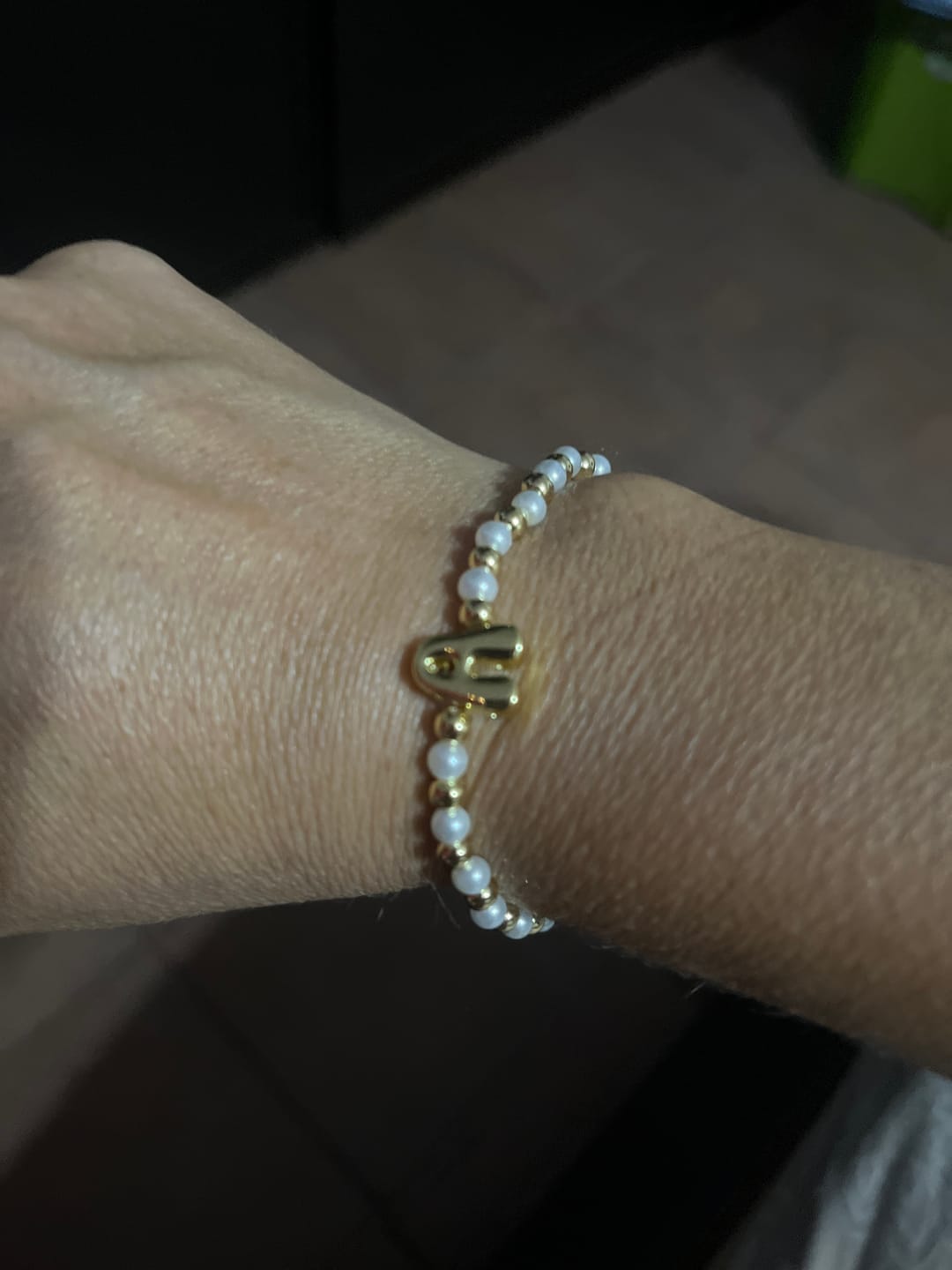 Customer photo review of Pulsera Bolitas Doradas y Perlas Con Inicial