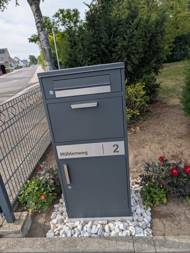 Customer photo review of Paketbox PB1 mit Briefkasten | anthrazit - RAL7016 | personalisiert mit Edelstahl-Schild