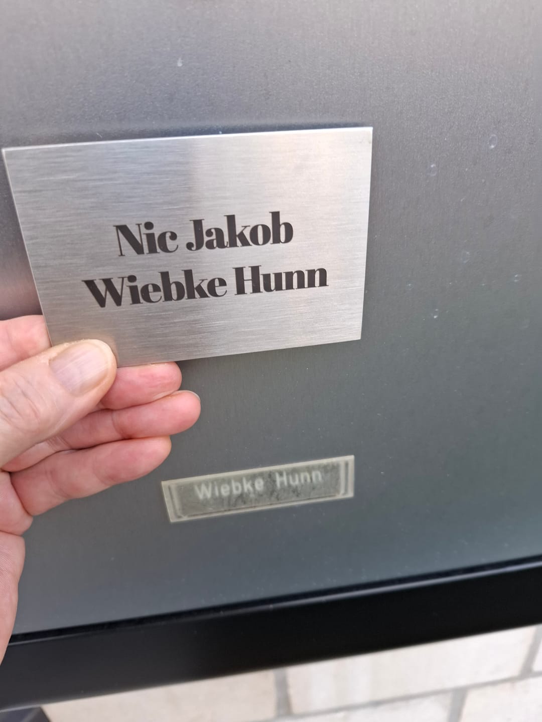 Customer photo review of V2A Edelstahlschild in verschiedenen Größen, individuell personalisierbar.