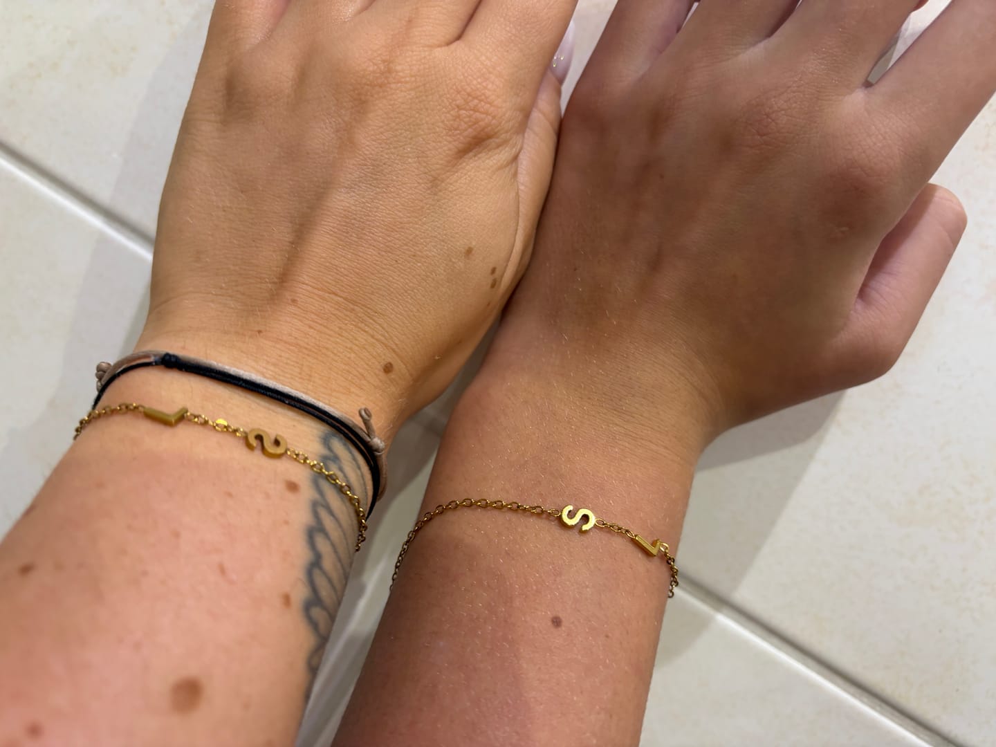 Customer photo review of Personalizovaný náhrdelník s ležatým iniciálem
