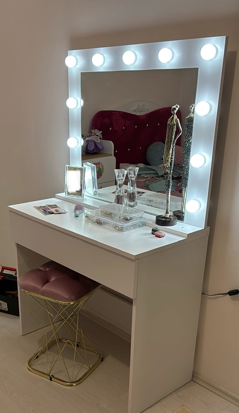 Customer photo review of Rani BJ120 Hollywood Işıklı Aynalı Kulis Makyaj Masası Takı Düzenleyici Beyaz