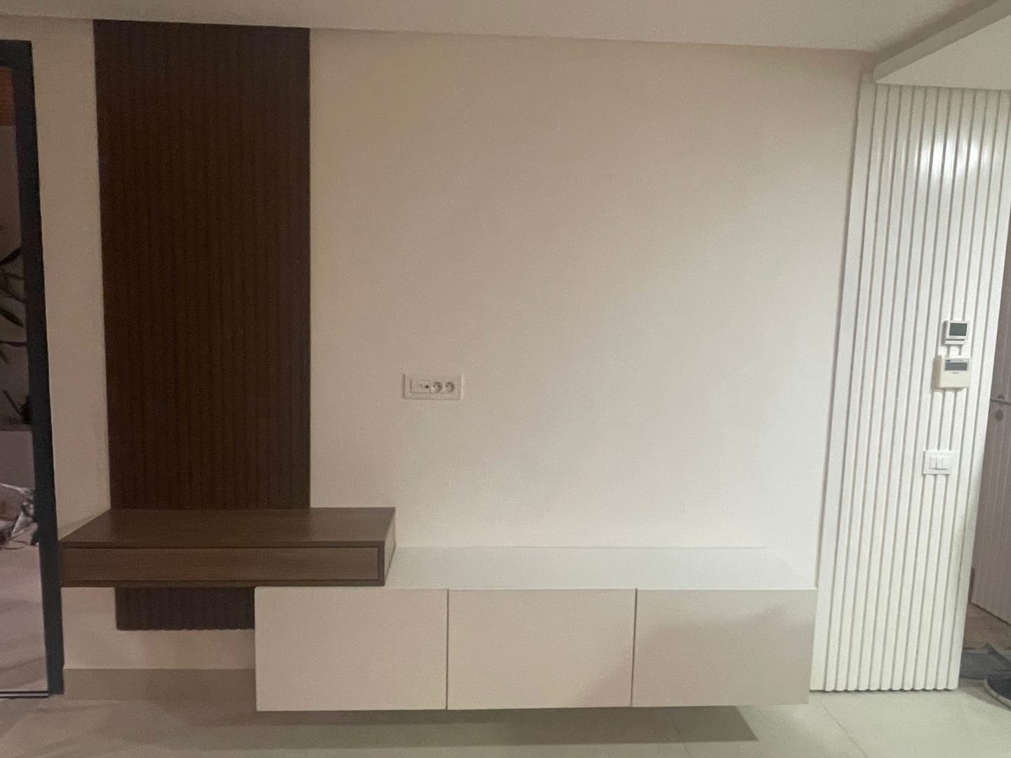Customer photo review of Meuble Tv Namir Avec Revetement mural en Bois