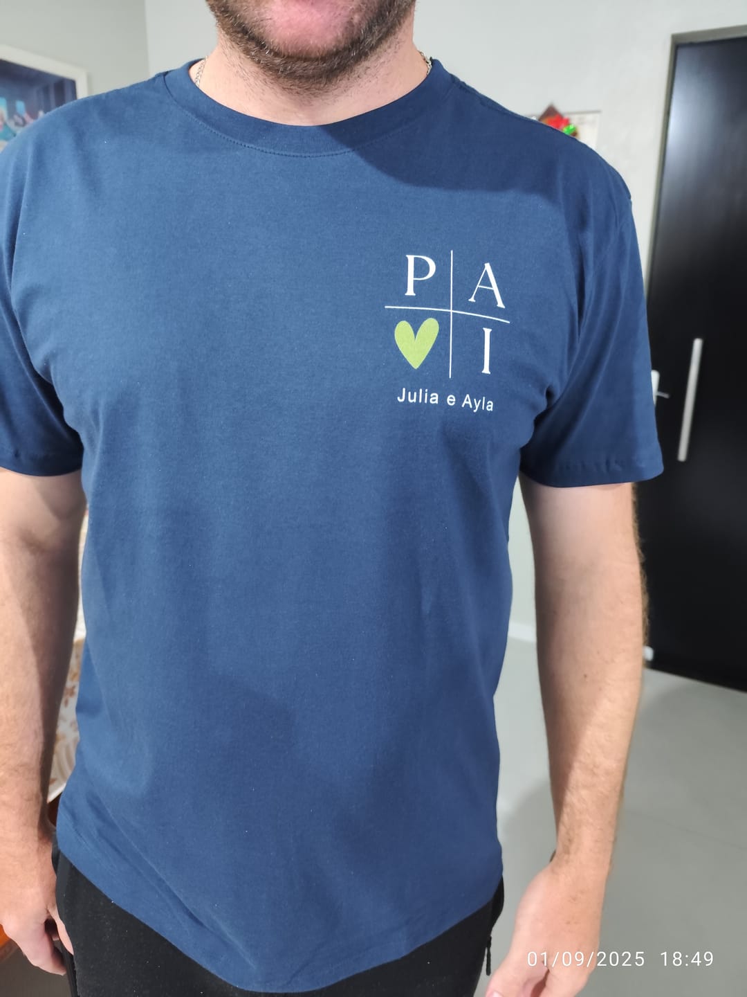 Customer photo review of Camiseta Personalizada PAI MINIMALISTA - 100% Algodão