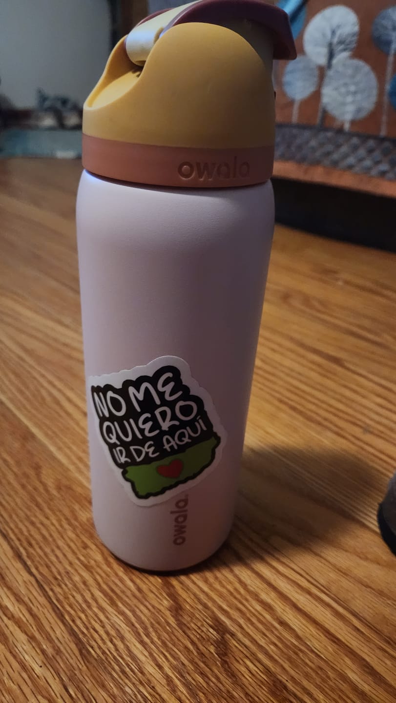 Customer photo review of No me quiero ir de aquí (Sticker Laminado)