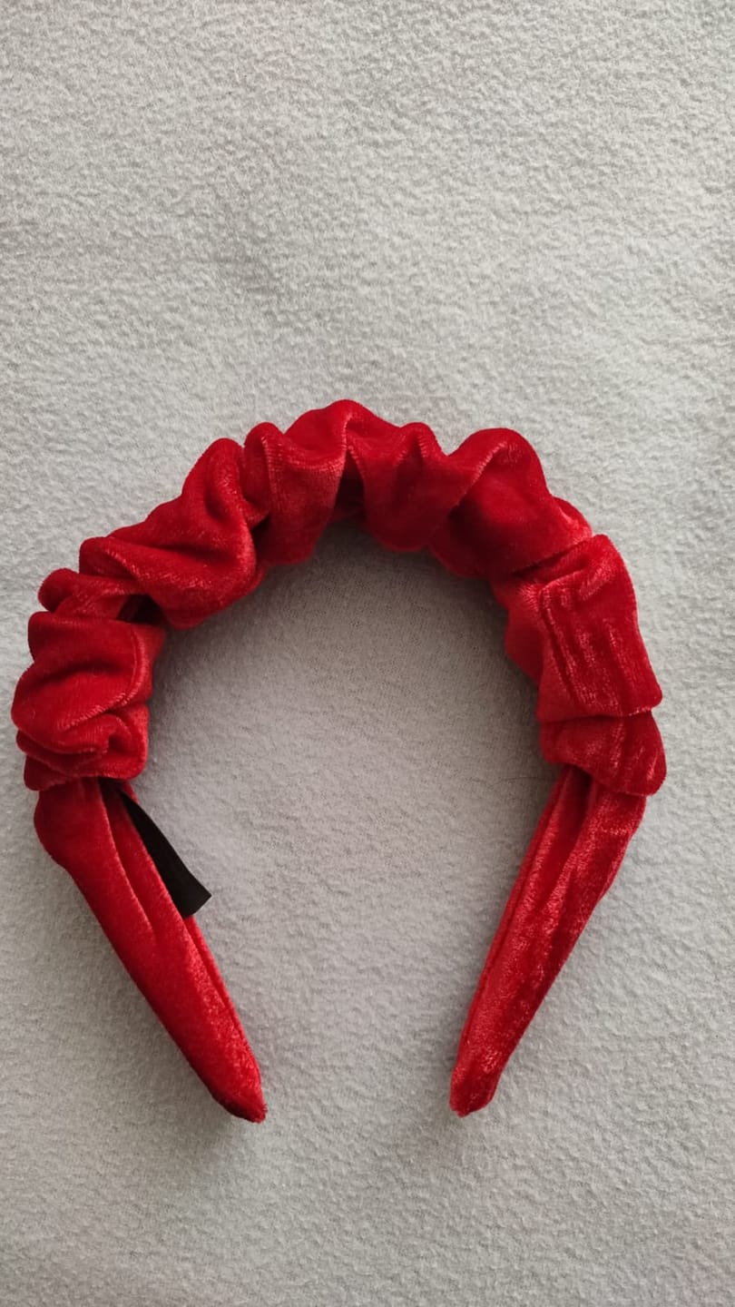 Customer photo review of Balaca - Rojo Velvet Flunchie