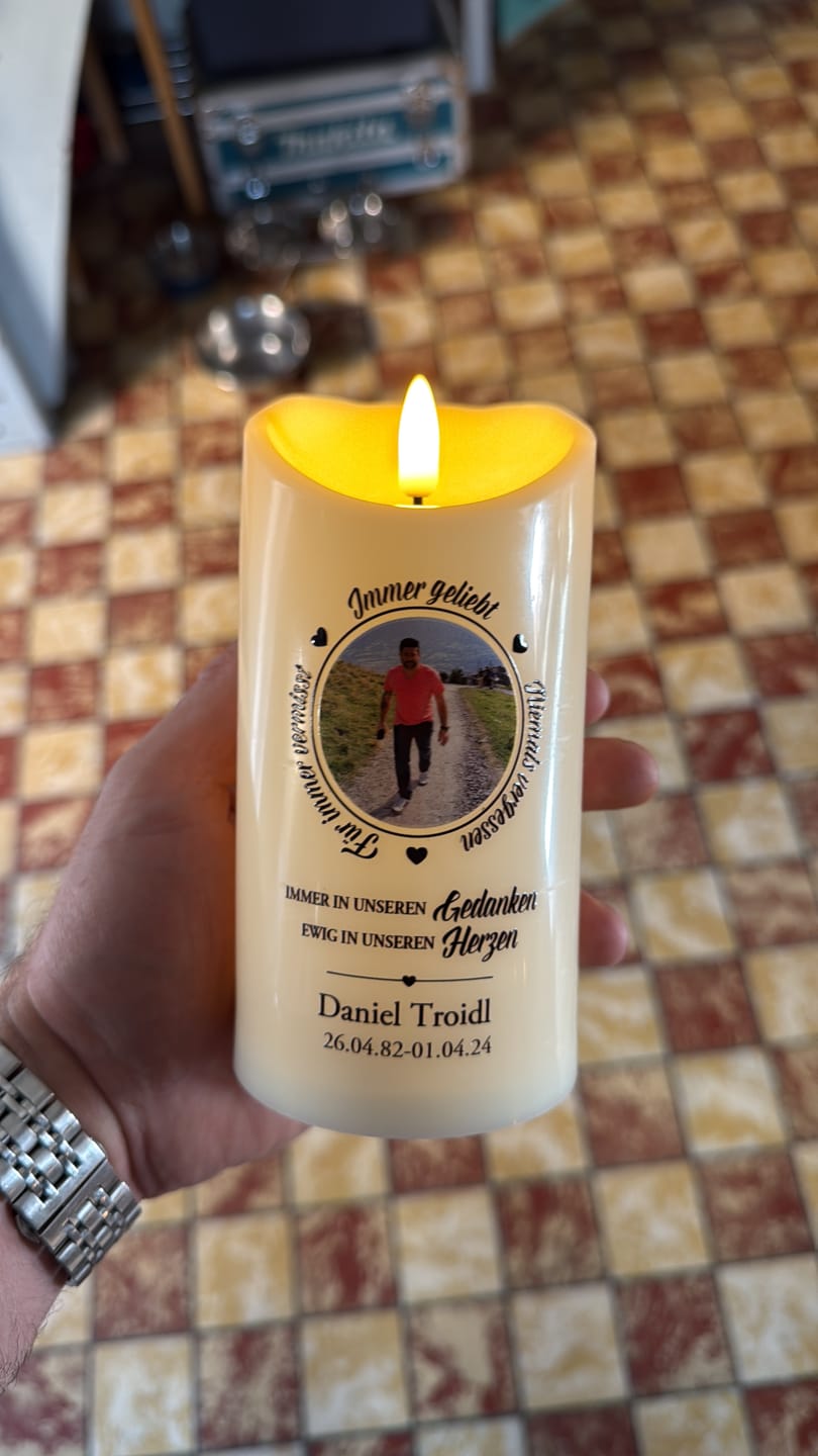 Customer photo review of Immer geliebt - LED Trauerkerze mit Foto und Datum in Erinnerung an Verstorbene