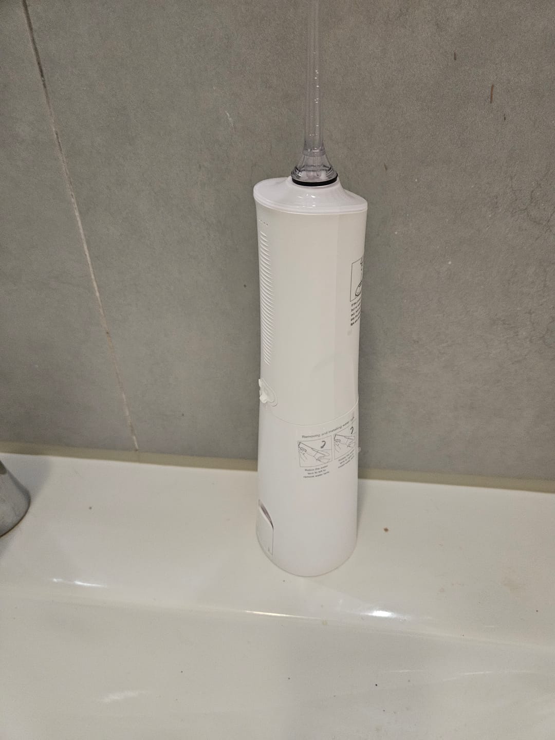 Customer photo review of Kabellose Munddusche für optimale Zahn- & Mundpflege / 5 Modi & 4 Düsen / 300 ml Wassertank / IPX7 Wasserdicht / Munddusche für Zahnfleisch