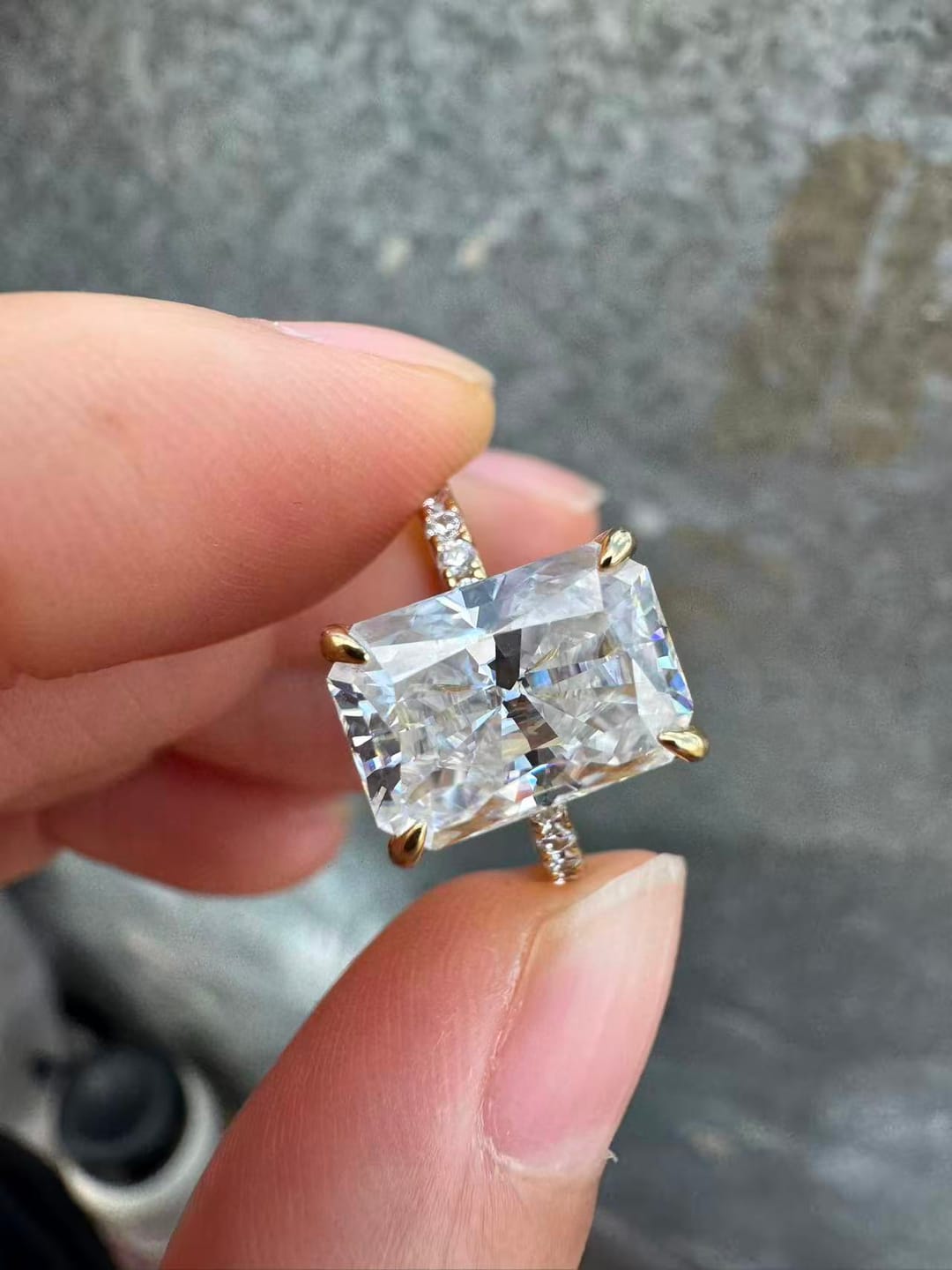 Customer photo review of S925 Rodiffy Moissanite 2.0 Ct~4.0 Ct Radiant Cut Yellow Gold/White Gold Engagement Ring For Women