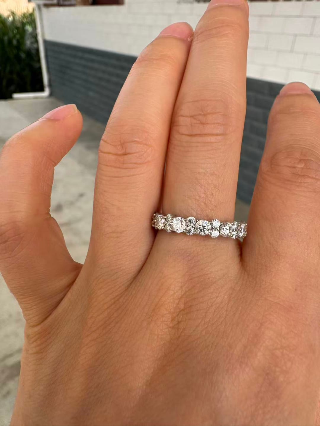 Customer photo review of S925 Moissanite 2.5 Ct Round Cut Full White/Green Stone Wedding Band for Women