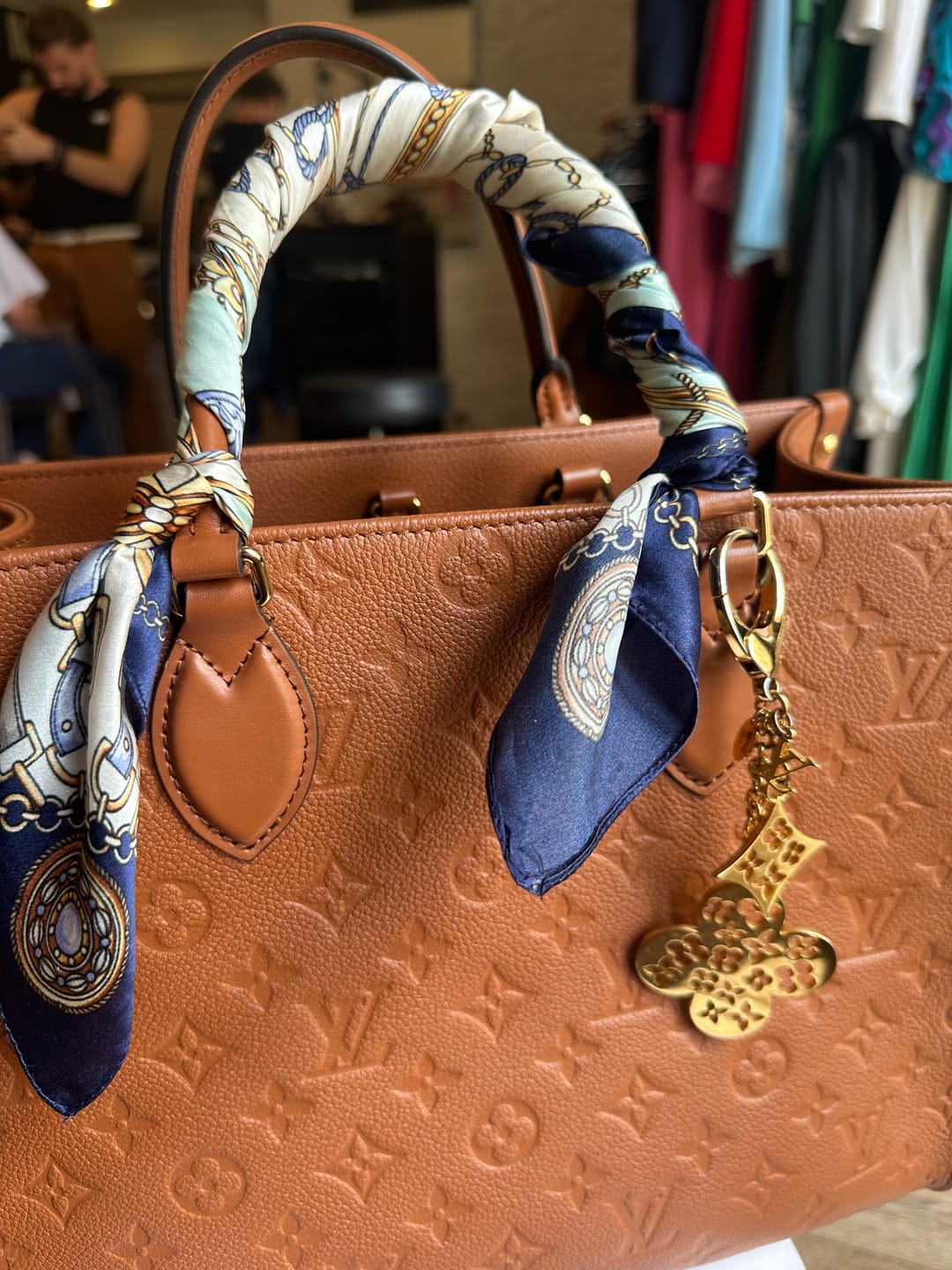Customer photo review of Elena Foulard (100% Seta - 53cm)