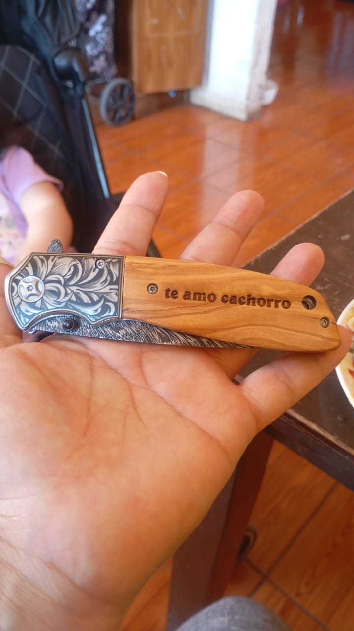 Customer photo review of DAMASQUINADA - Corta pluma plegable Acero Inox. Recubierto PATAGÓN