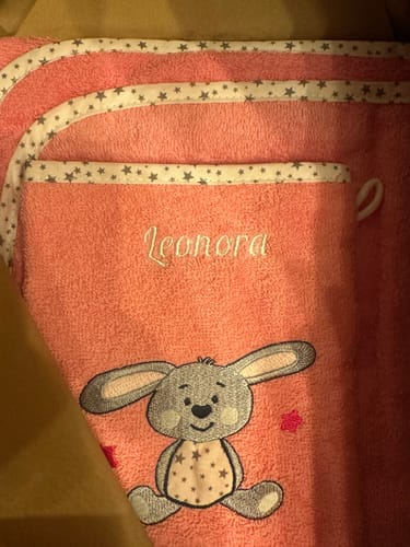 Customer photo review of Würmchen Starter Set 3-teilig Handtuch mit Namen bestickt Hase pink