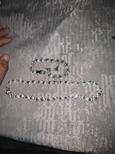 Customer photo review of SET CONJUNTO COLLAR + PULSERA + ARETES SWAROVSKI ARIANA GRANDE CORAZONES