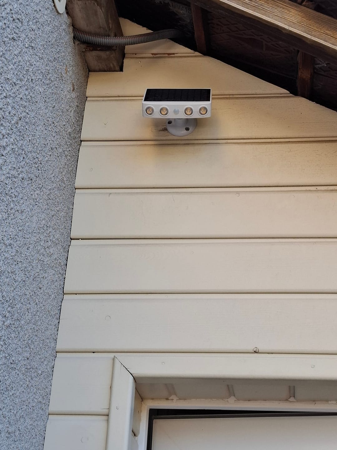 Customer photo review of Lampe murale solaire Puissante à détecteur de mouvements