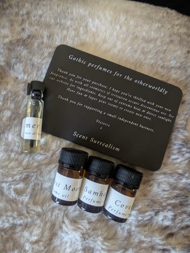 Customer photo review of The Autumn & Samhain 25’ Mini Perfume Oil Discovery Set