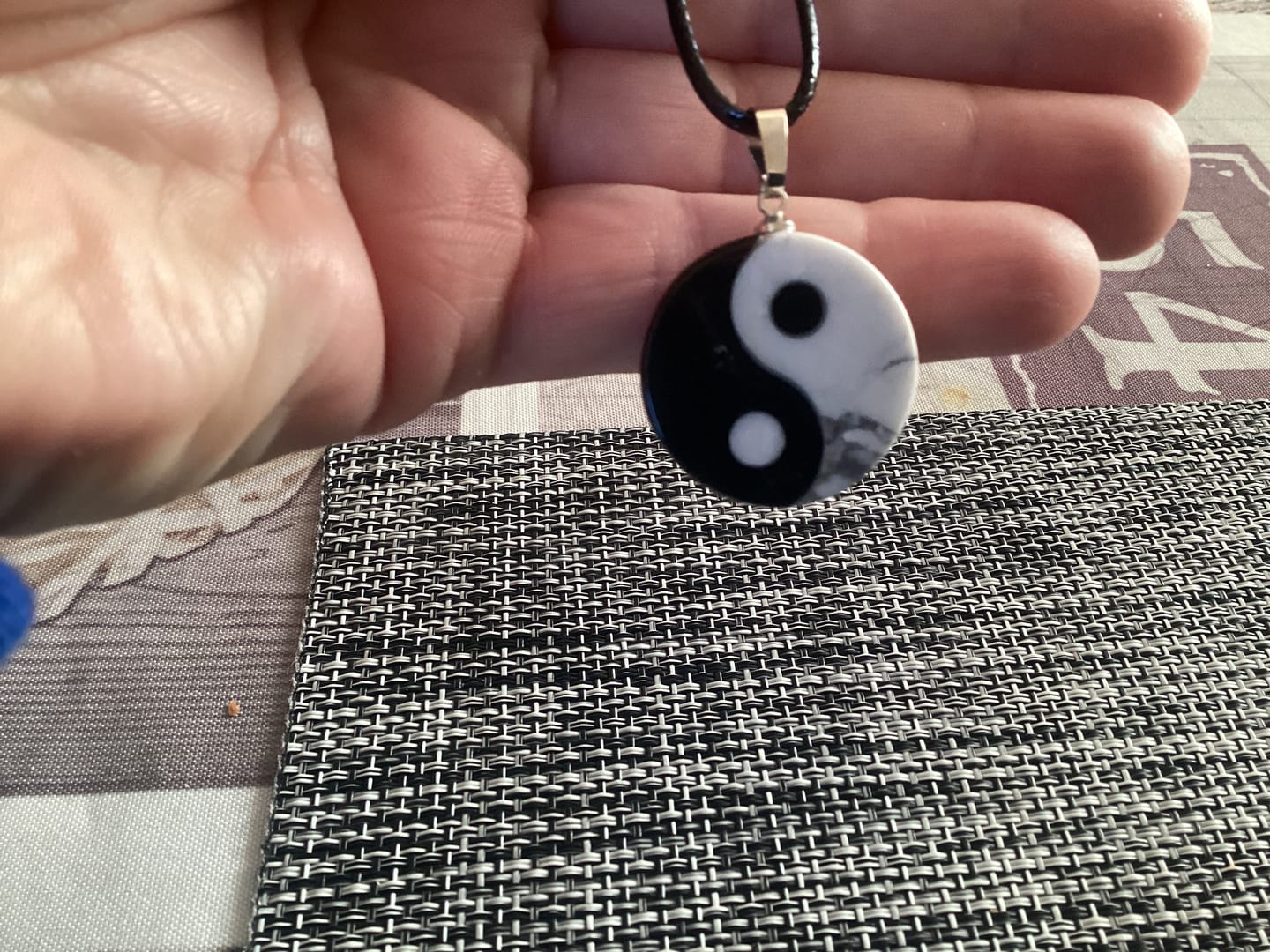 Customer photo review of Pendentif "Yin-Yang" en Howlite & Obsidienne Noire