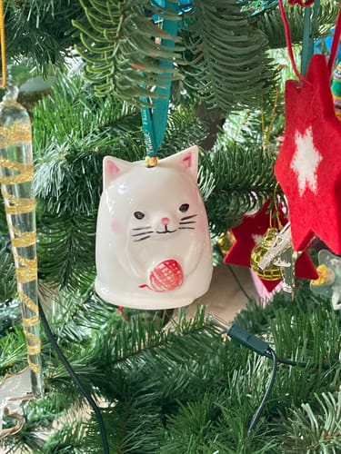 Customer photo review of Belleek Classic Kitty Cat Ornament