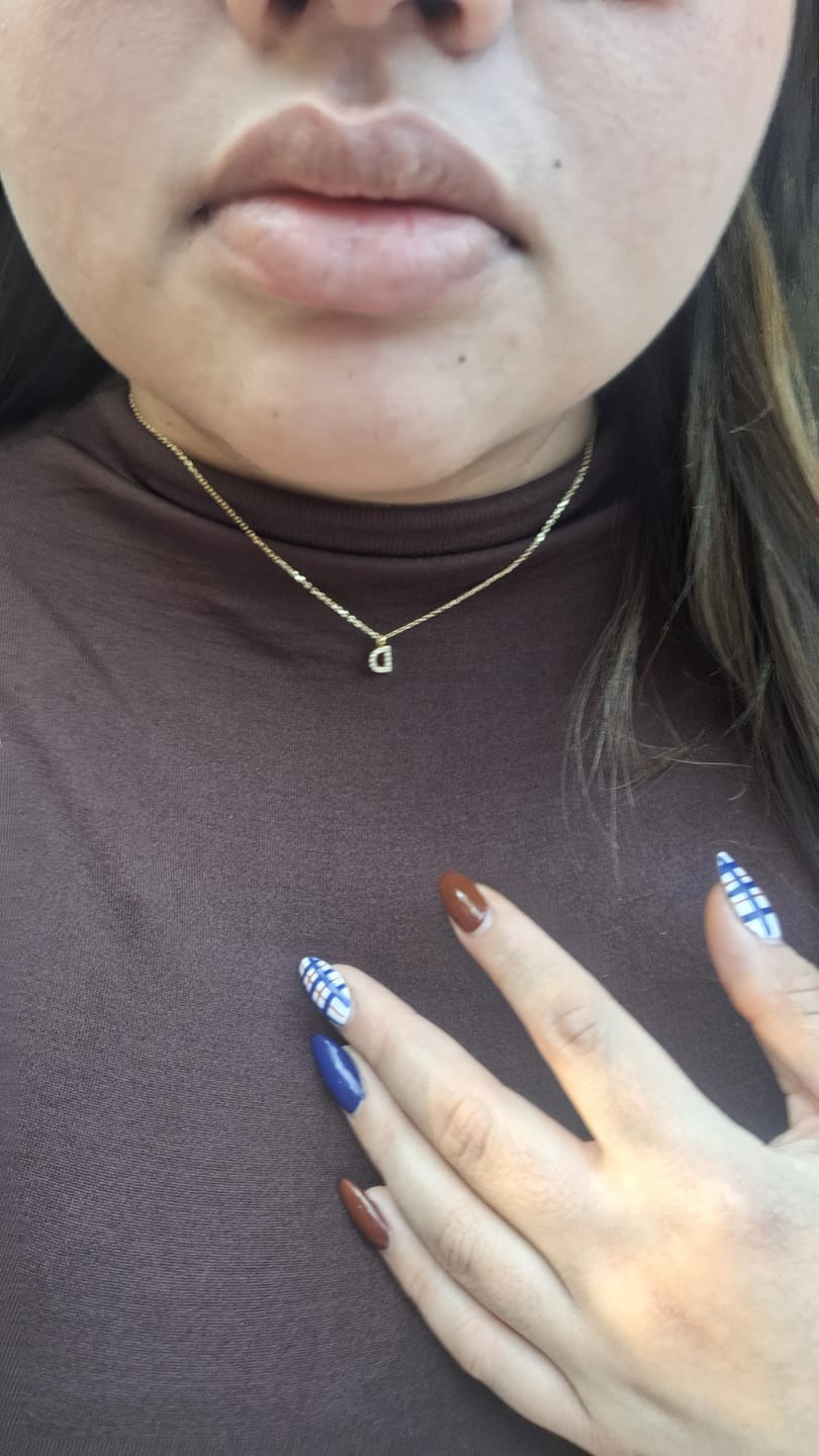 Customer photo review of Collar Dorado Inicial Zirconias