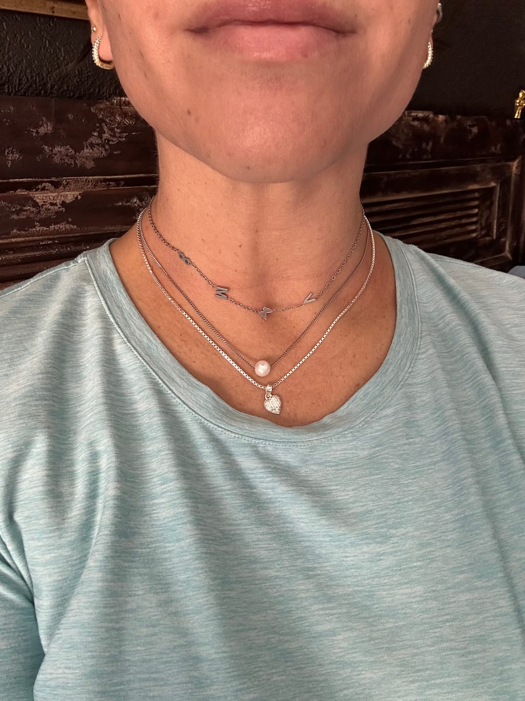 Customer photo review of Collar con iniciales personalizadas en horizontal