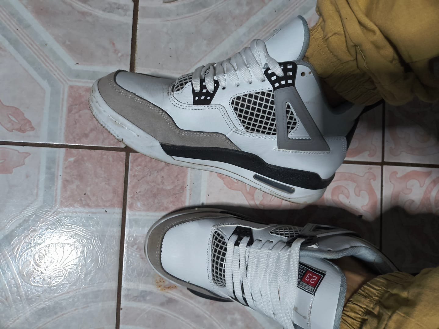 Customer photo review of Tenis Retro 4 Blanco Gris Negro