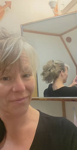 Reviewer's mirror reflection showing the back of her head wearing the wavy JuvaBun Claw Clip Ponytail Extension.