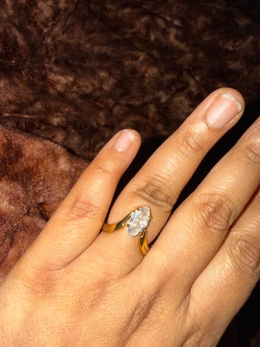 Customer photo review of LINEA V RING - 18K GOLD-PLATED