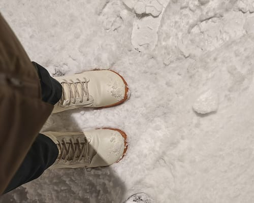 Asiakkaan valkoiset Vaistoa Hurmos Talvi 2 -paljasjalkamaiharit lumisella alustalla.