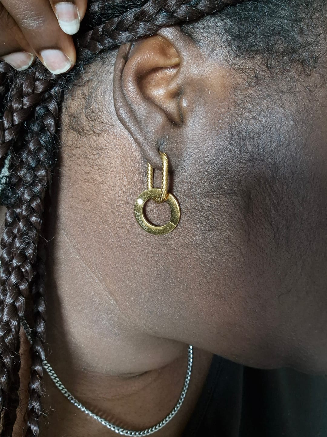 Customer photo review of Boucles d’Oreilles Créoles Gravées avec Anneau Torsadé & Cristal