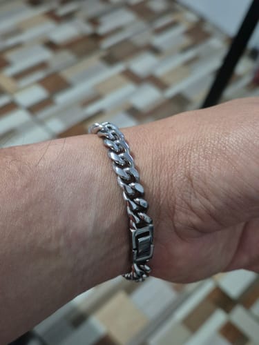 Un cliente luce la Pulsera Cuban 8mm en su muñeca, mostrando el brillante acabado de los eslabones.