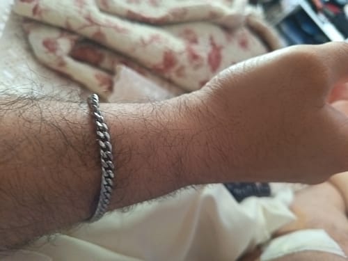 Primer plano de un cliente luciendo la Pulsera Miami Cuban de 5mm en su muñeca.