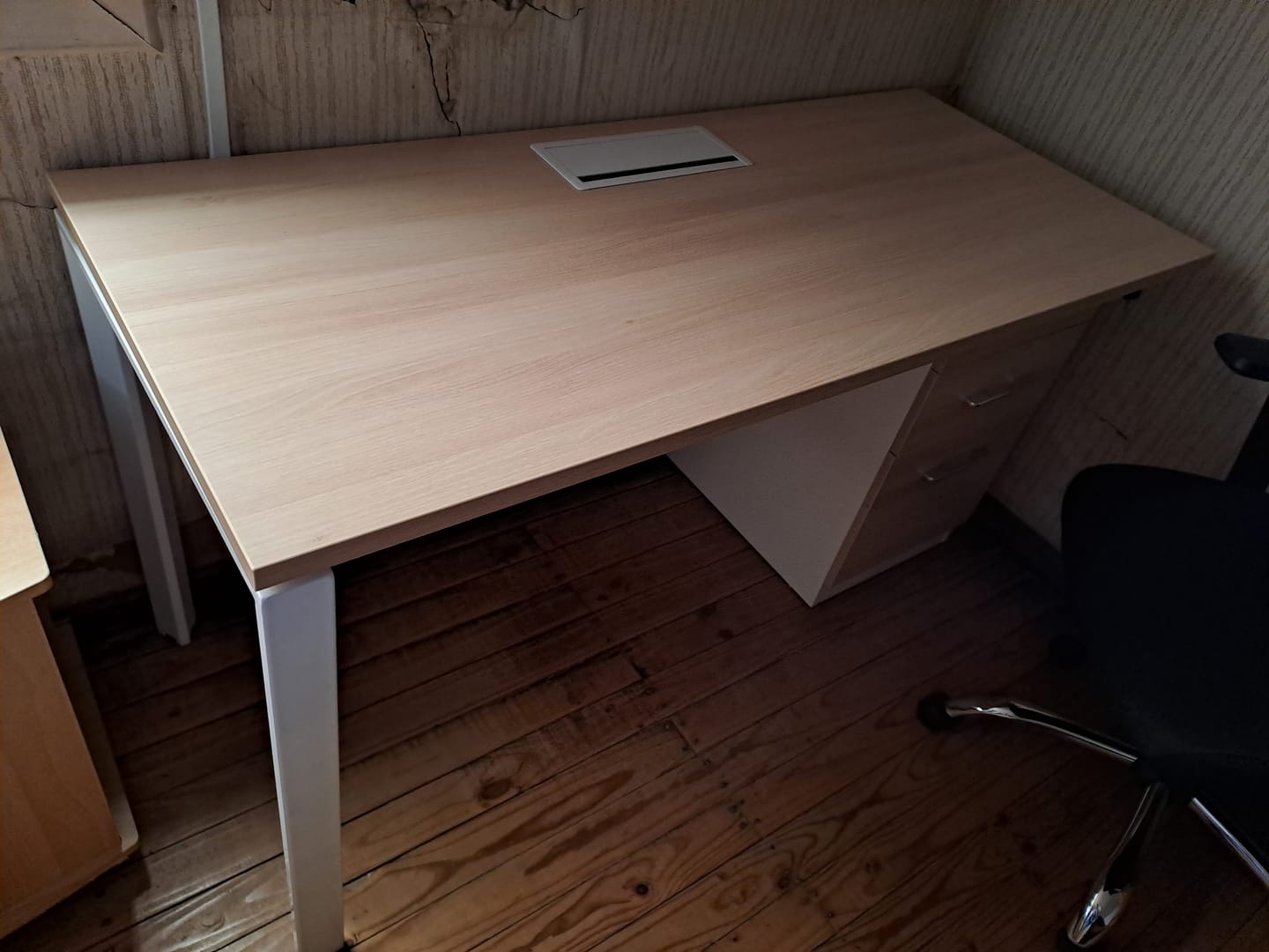 Customer photo review of Escritorio Neo con pasacables 140x60 con cajonera melamina
