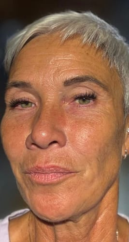 Close-up of a reviewer wearing black Fluffy® Lite Gossamer® Lashes, creating a full, multi-dimensional look.