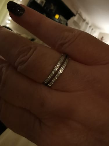 Nahaufnahme des zweireihigen Two Layers Rings, der am Finger einer Kundin funkelt.