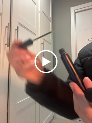 Customer video review of KosmaLash® | Sérum Crecimiento & Anticaída