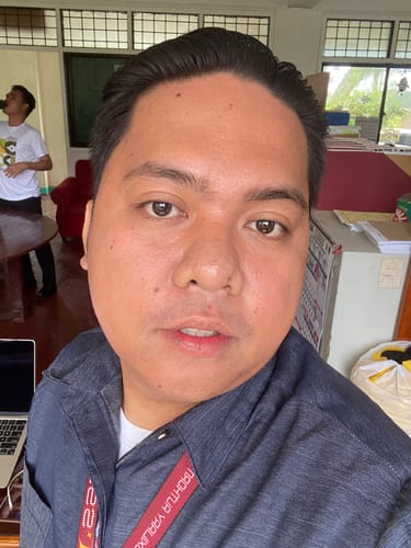 Reviewer's selfie showing a glowing complexion after using the Bad Skin™ Korean Collagen Bomb Hydrating Ampoule.