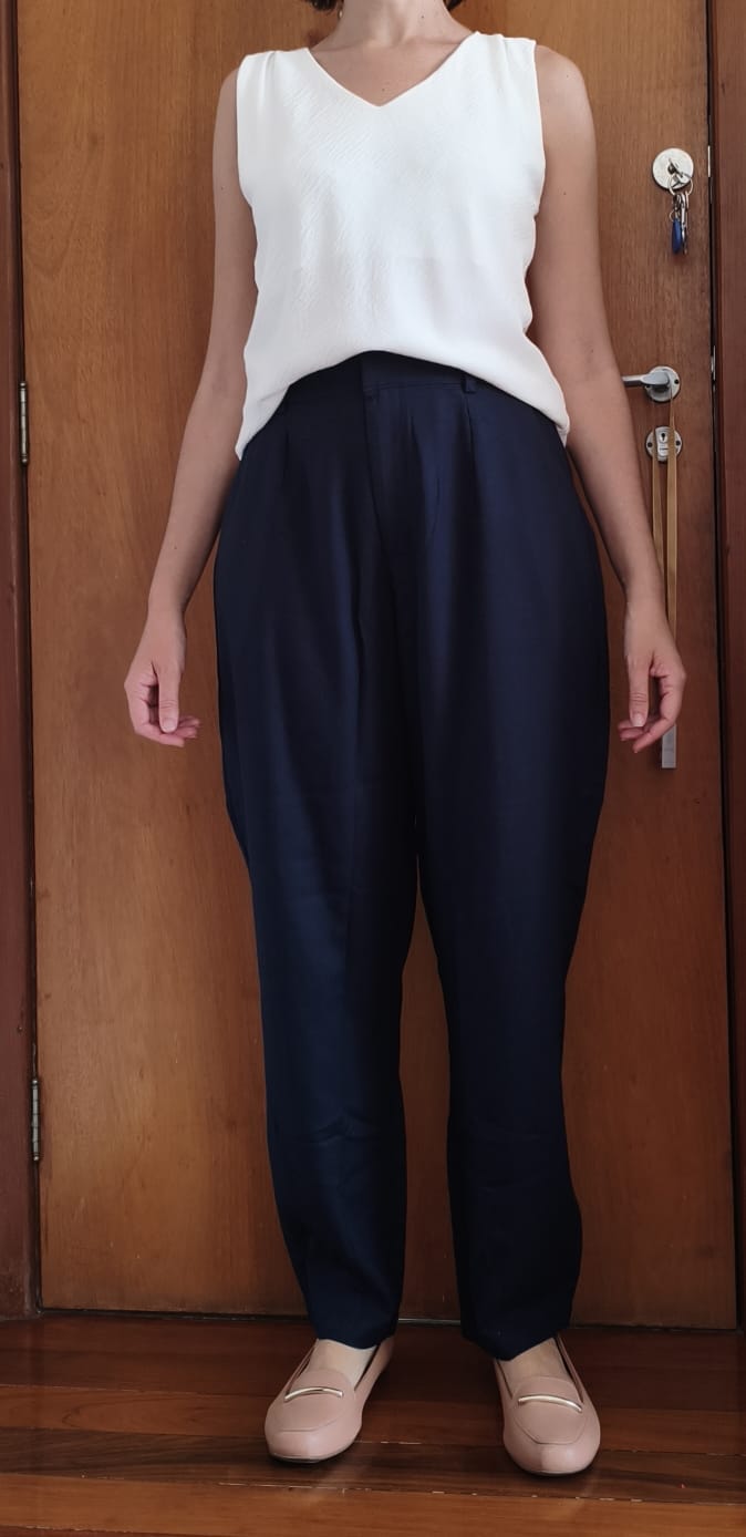 Customer photo review of Calça Slouchy Íris Azul Escuro