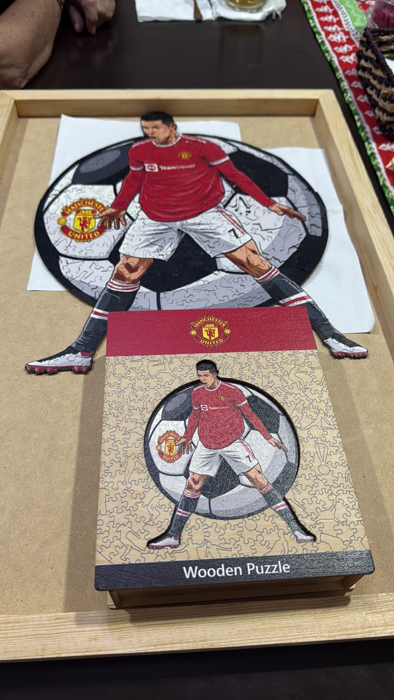 Customer photo review of Cristiano Ronaldo - Rompecabezas de Madera