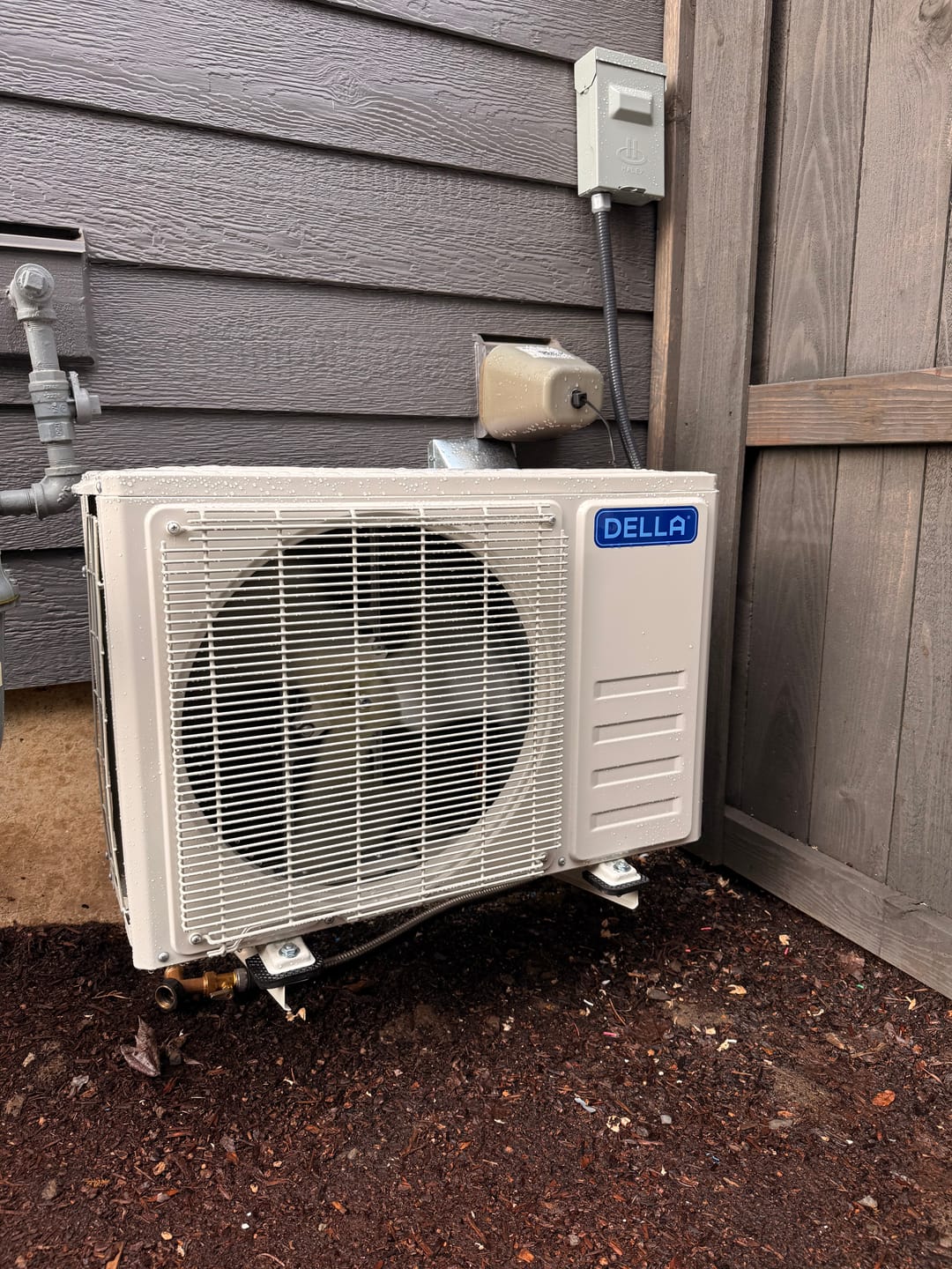 Customer photo review of DELLA Vario Series 12000 BTU 23 SEER2 Mini Split Heat Pump AC - Up to 550 Sq.Ft.