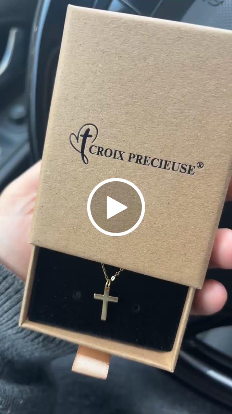Customer video review of Collier Croix Éclat Divin