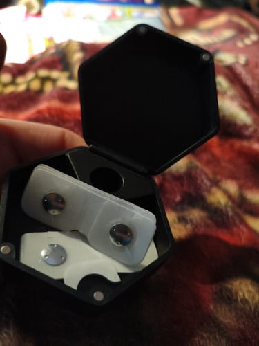 Rezensent hält das geöffnete schwarze Etui mit den Airbreaze 50 Nachfülltabs in der Hand.