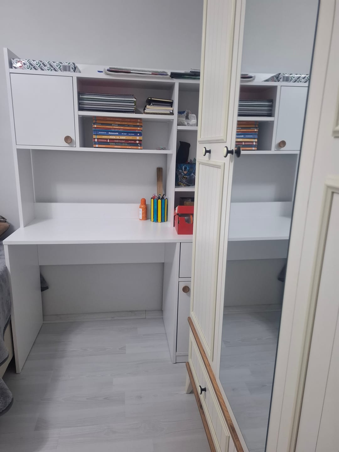 Customer photo review of Rani HA128 Kitaplıklı Raflı 2 Kapaklı 1 Çekmeceli Çalışma Ofis Bilgisayar Masası Beyaz
