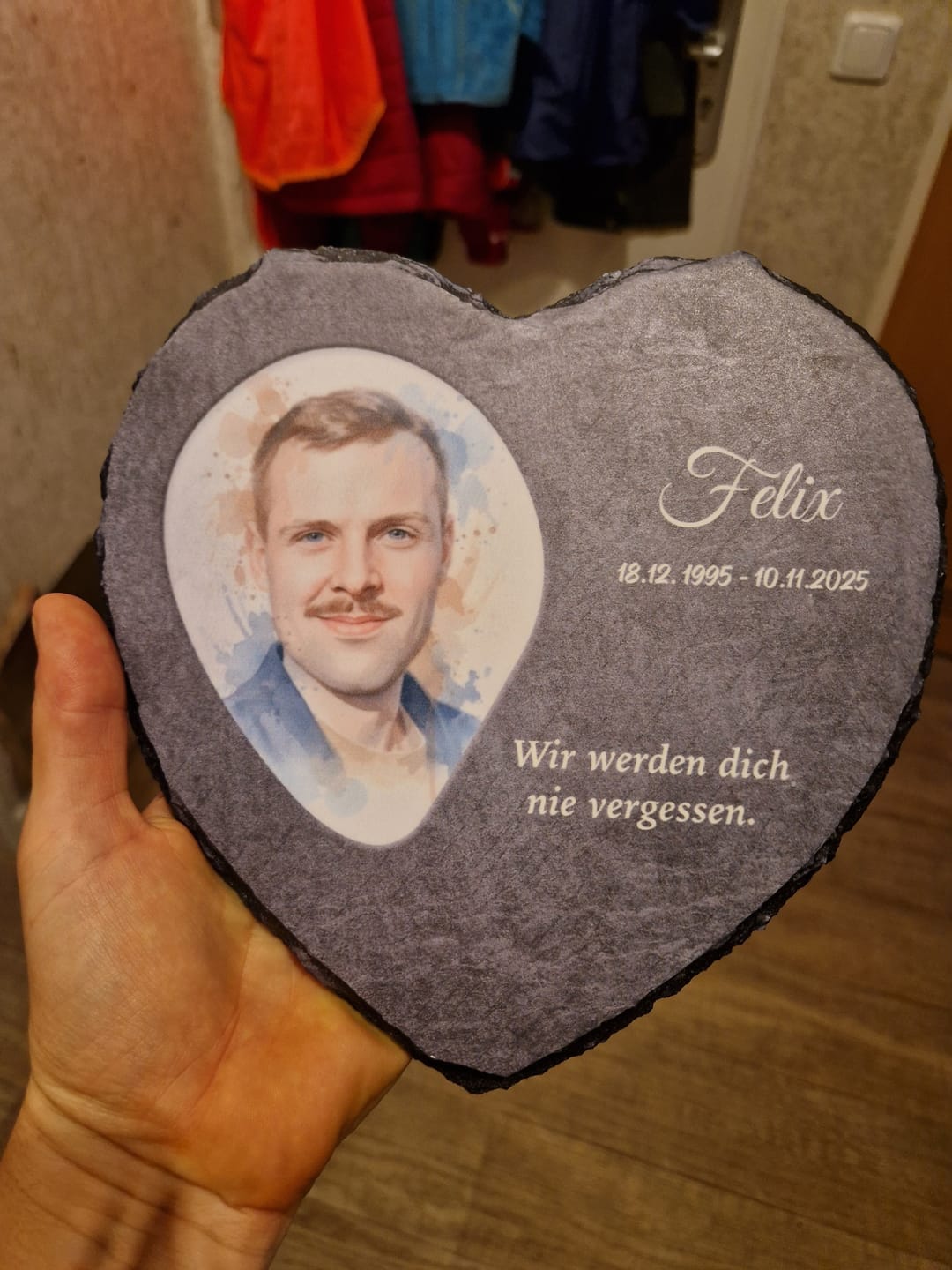 Customer photo review of Liebe hört nicht auf - Personalisiertes Schieferherz als Andenken an geliebte Verstorbene