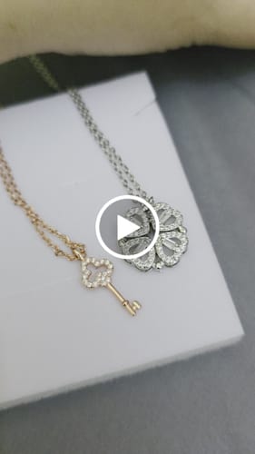 Customer video review of Daphne Clover Necklace