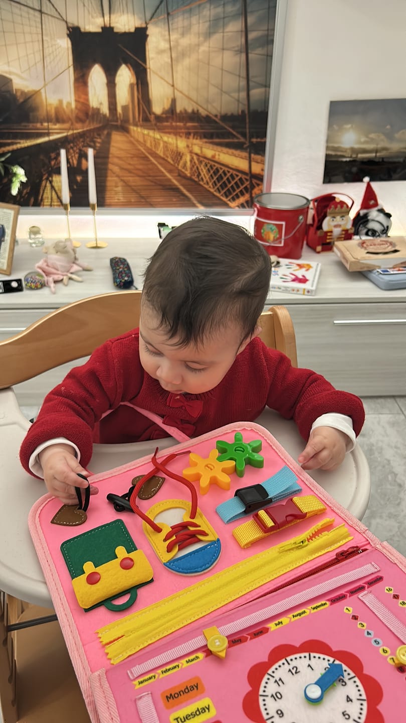 Senioro BusyBoard Montessori folosit în mașină