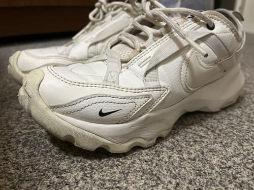 レビュアーがプレミアム洗浄ブラシで洗浄した後の白いスニーカーのクローズアップ。