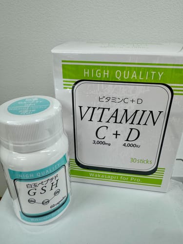レビュー投稿者が撮影した「ワカサプリ 白玉ペプチド（GSH）」の白いボトルと、同じブランドのビタミンC+Dの箱。